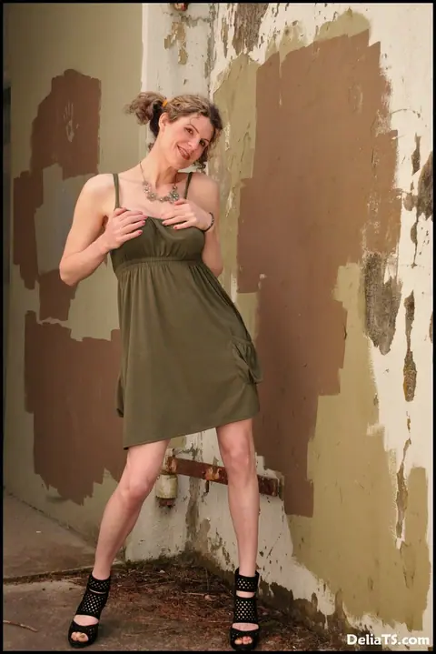 Trans Woman Strips Nude and Poses on Her Knees – photo 1 of 15