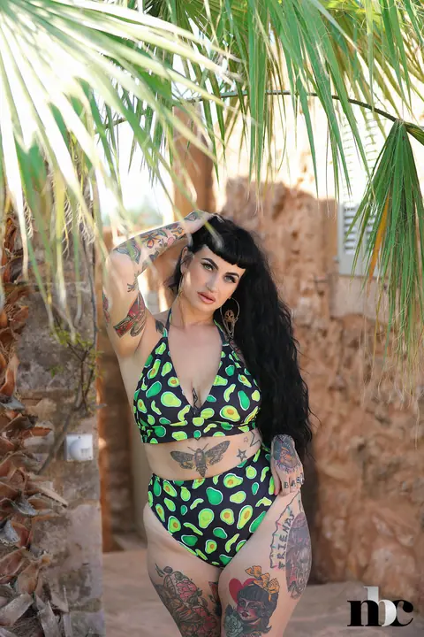 BBW Strips Out of Her Bikini and Spreads Her Pussy Outdoors – photo 1 of 21