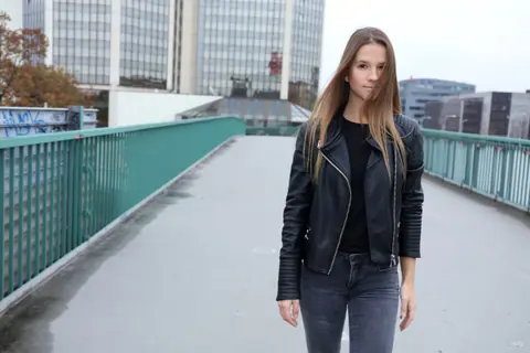 Vanessa Mio: Woman in Leather Boots and Jeans Strips Outdoors – photo 8 of 20