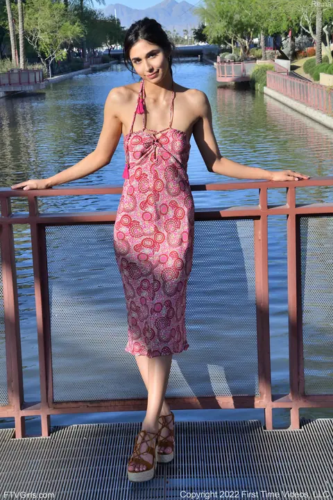 Reina Rae: Brunette Asian Babe Strips Out of Her Dress in Public – photo 7 of 20