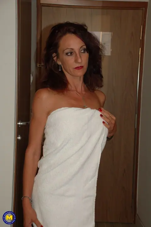 Lyna Cypher: Curly European MILF Spreads Her Pussy in the Office – photo 1 of 20