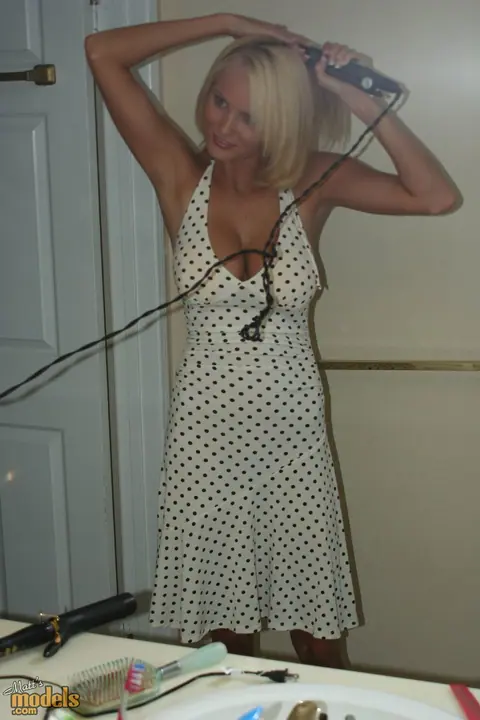 Hanna Hilton: Tall Blonde MILF Strips Naked in the Garden – photo 11 of 16