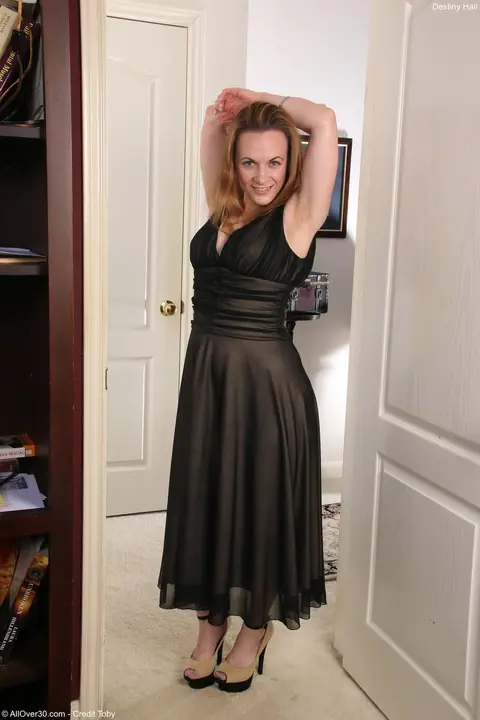 Destiny Hall: Mature Ebony PAWG Strips Out of Her Dress and Spreads – photo 2 of 20