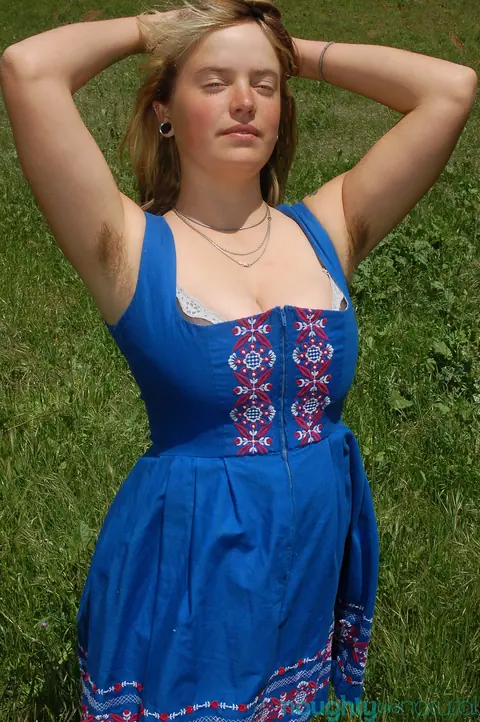 European BBW Undresses Outdoors and Spreads Her Hairy Pussy – photo 4 of 20