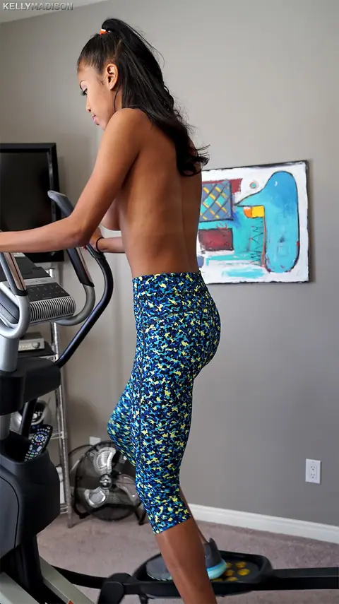 Nia Nacci: Slim Ebony Babe Strips Out of Her Yoga Pants in the Gym – photo 14 of 17