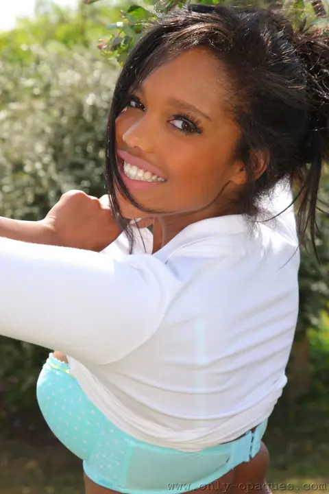 Rehea Watson: Ebony Babe with Big Tits Strips in the Backyard Garden – photo 12 of 20