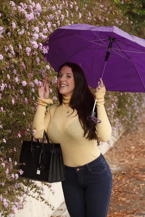 Angela White: Australian Brunette Flashes Her Big Natural Tits in Public – photo 1 of 11