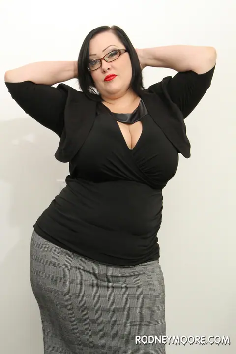 Bunny De La Cruz: Short-Haired Blonde BBW Strips and Shows Her Big Tits – photo 2 of 20