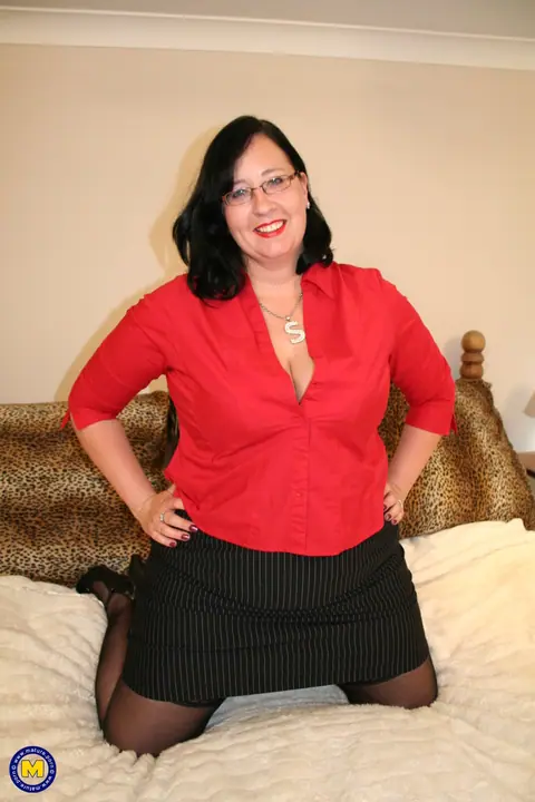 Curvy Mature Brunette Toys Her Pussy in Stockings and Glasses – photo 1 of 20