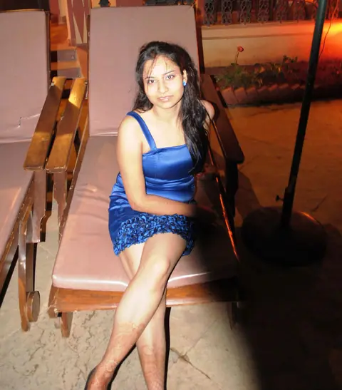 Indian Woman Strips Out of Her Skirt for Nude Posing – photo 4 of 10