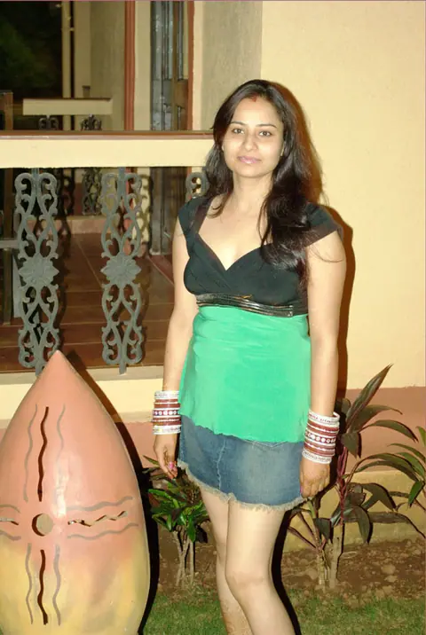 Indian Woman Strips Out of Her Skirt for Nude Posing – photo 5 of 10