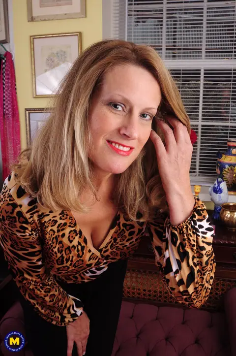 Busty Mature Blonde in Lingerie Spreads Her Shaved Pussy – photo 4 of 20