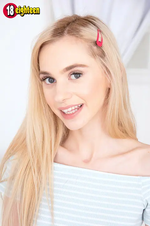 Chanel Shortcake: Skinny Blonde in a Skirt Spreads Her Pussy – photo 2 of 16