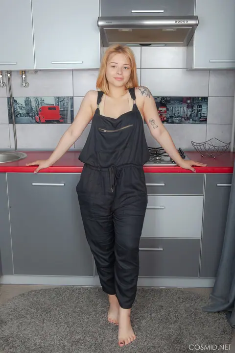 Bianca Bell: Czech Blonde Spreads Her Hairy Pussy in the Kitchen – photo 1 of 16
