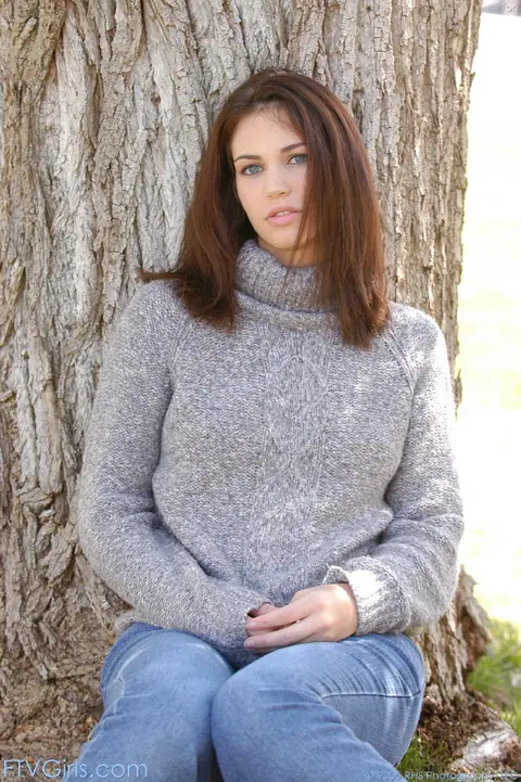 Faith Leon: Tall Brunette PAWG in Jeans Undresses and Spreads Her Pussy Outdoors – photo 1 of 20