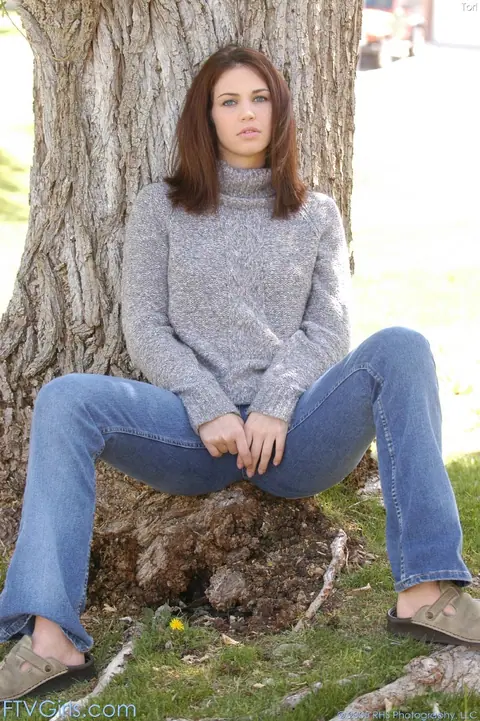 Faith Leon: Tall Brunette PAWG in Jeans Undresses and Spreads Her Pussy Outdoors – photo 2 of 20