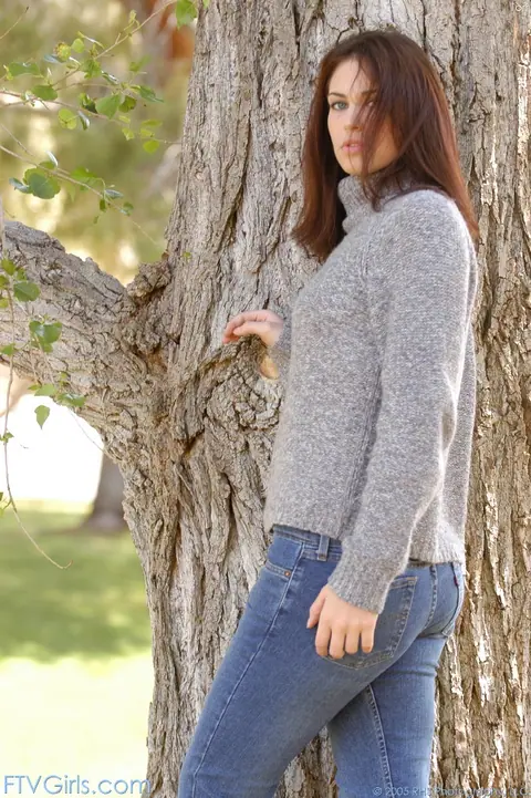 Faith Leon: Tall Brunette PAWG in Jeans Undresses and Spreads Her Pussy Outdoors – photo 5 of 20