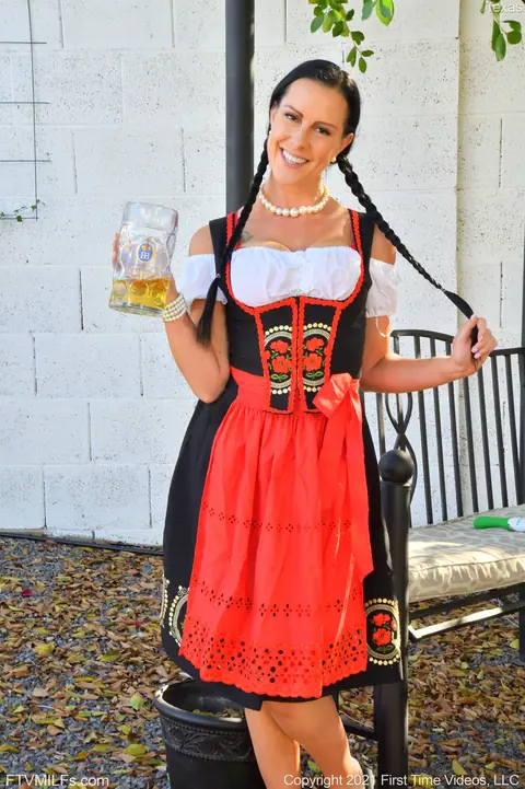 Texas Patti: Busty German MILF Lifts Her Skirt and Flashes Outdoors – photo 1 of 20