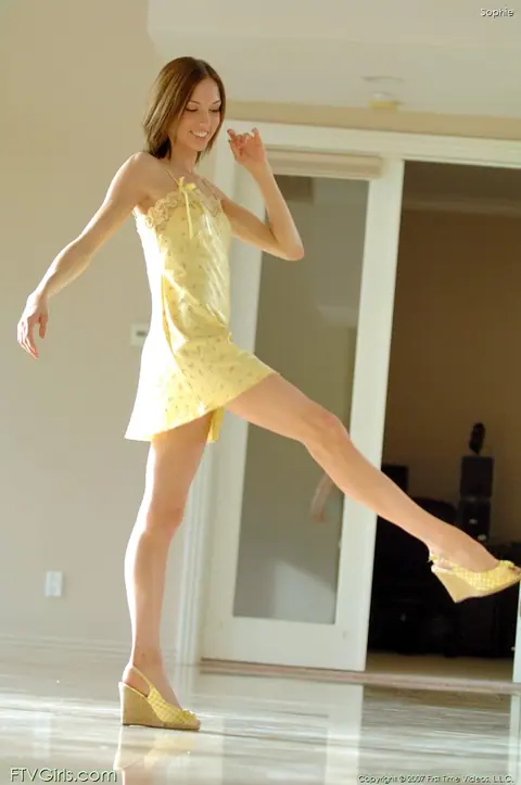 Katie Reynolds: Amateur Brunette Strips Naked and Spreads for the Camera – photo 4 of 20