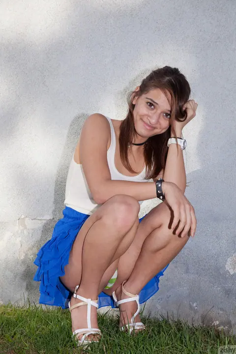 Sara Luvv: Petite Latina Flashes Green Panties Outdoors in High Heels – photo 4 of 11