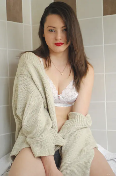 Woman Spreads Her Hairy Pussy Wide – photo 2 of 18