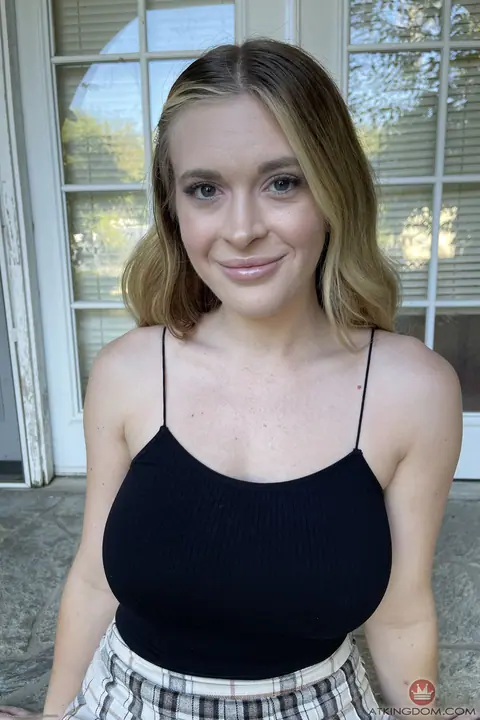 Lindsay Lee: Blonde Shows Off Her Big Natural Tits and Shaved Pussy – photo 1 of 20