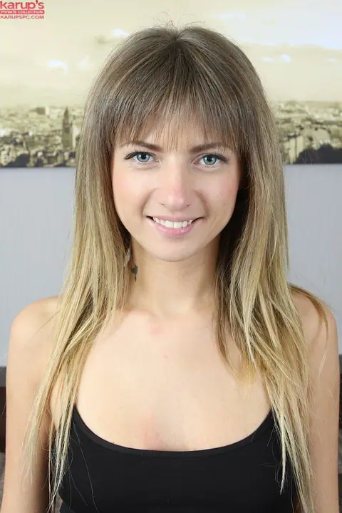 Olivia Bloom: Brunette Amateur Undresses and Spreads Her Pussy – photo 1 of 16