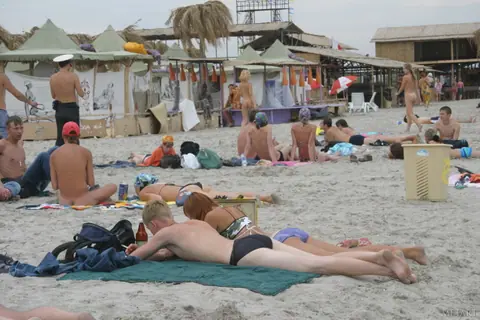 Two Women Kiss and Lick Pussy on a Public Beach – photo 3 of 20