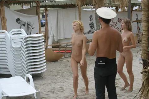 Two Women Kiss and Lick Pussy on a Public Beach – photo 4 of 20