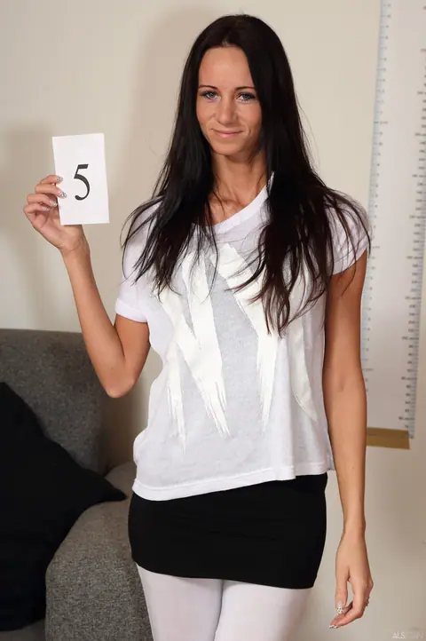 Eveline Neill: Tall Brunette Strips Out of Her Lingerie at a Casting – photo 2 of 20