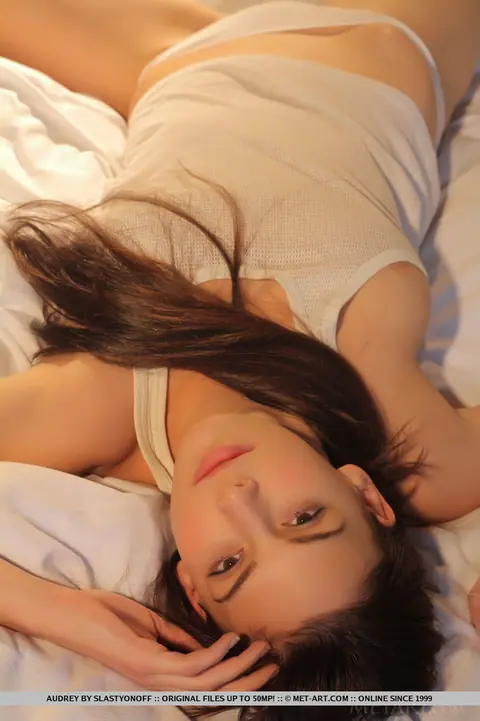 Amateur Babe Removes Her Panties and Spreads Her Meaty Labia – photo 4 of 18