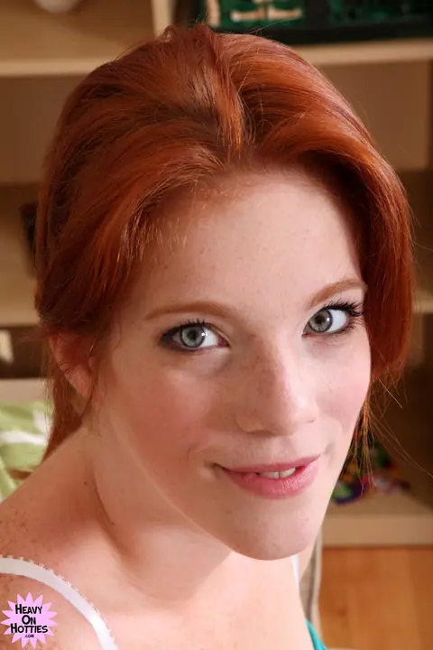 Roxy Rush: Busty Redhead PAWG in Shorts Spreads Her Pussy on the Sofa – photo 4 of 20