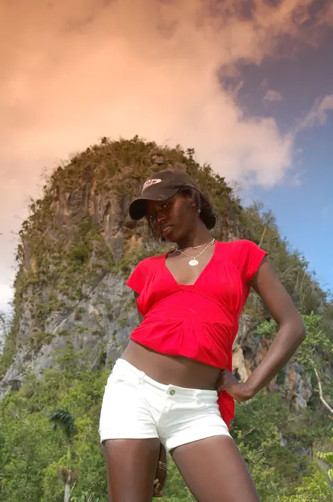 Ebony Woman Strips Outdoors and Spreads After Removing Shorts – photo 2 of 20