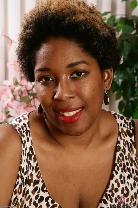 Mature Ebony Woman Poses Nude and Spreads Her Hairy Pussy – photo 1 of 20