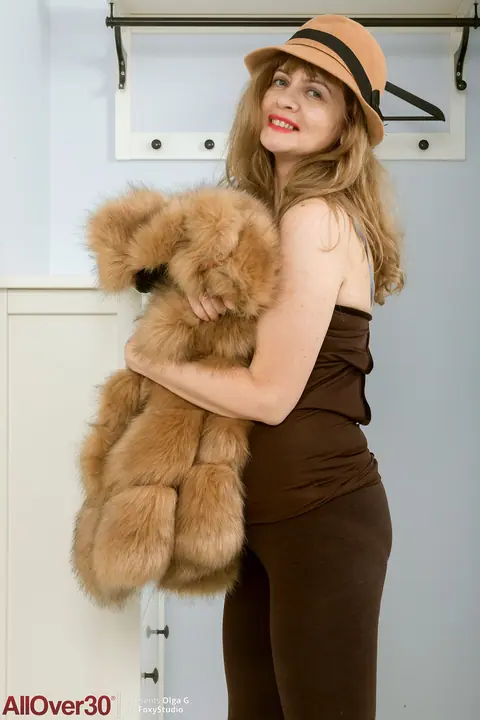 Olga G: Blonde MILF in Heels Spreads Her Hairy Pussy – photo 3 of 20