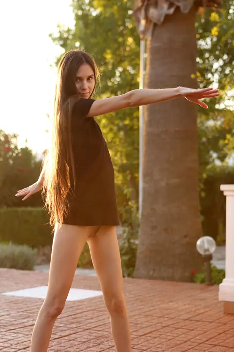 Leona Mia: Russian Brunette Undresses by the Pool and Spreads Her Legs – photo 1 of 20