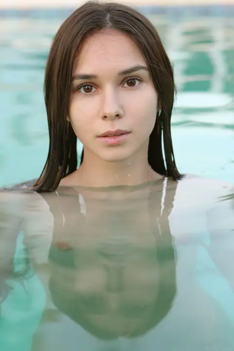 Leona Mia: Russian Brunette Undresses by the Pool and Spreads Her Legs – photo 14 of 20