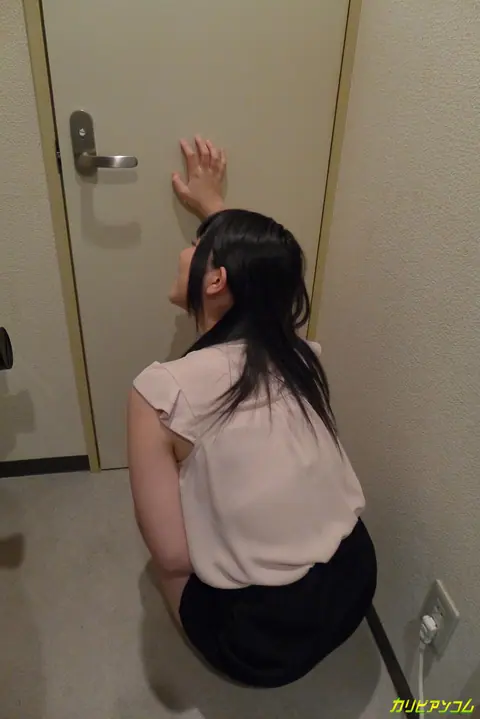 Ai Uehara: Petite Japanese Babe Shows Her Hairy Muff in the Office – photo 11 of 17