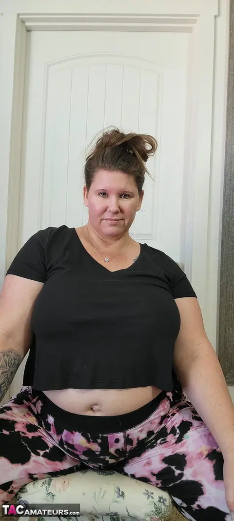 Busty Kris Ann: Blonde Mature PAWG Strips Out of Her Yoga Pants – photo 4 of 16