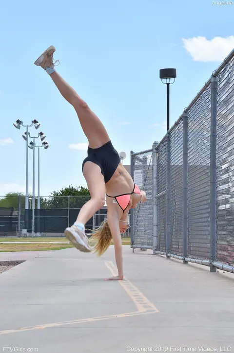 Hanna Hawthorne: Slim Blonde in a Bikini and Shorts Flashes Outdoors at the Gym – photo 7 of 20