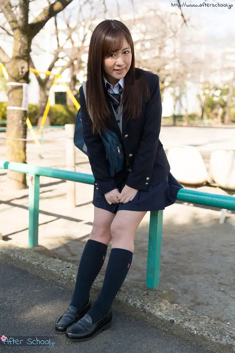 Mijuki Sakura: Japanese Brunette Pulls Down Her Panties in a Skirt Outdoors – photo 4 of 16