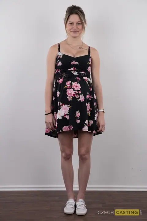 Czech Pregnant Woman Strips Out of Her Skirt and Spreads – photo 2 of 20