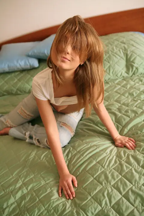 Tanned Russian Blonde Strips Out of Her Jeans and Spreads in the Bedroom – photo 4 of 20